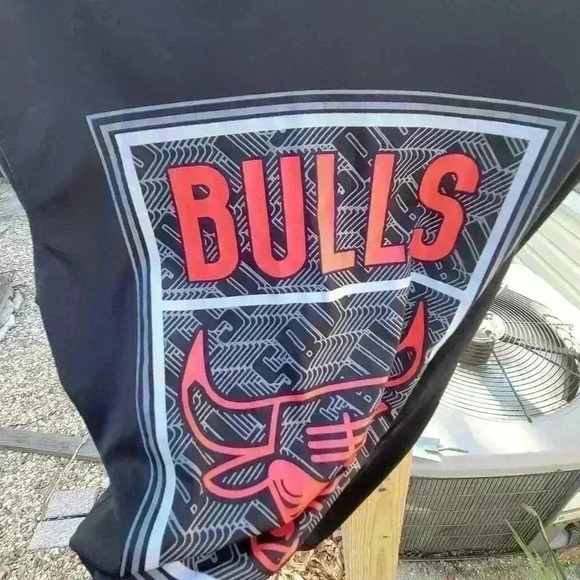NBA Men’s Medium Dri Fit Chicago Bulls Logo Long Sleeve Black red T Shirt - Picture 6 of 7